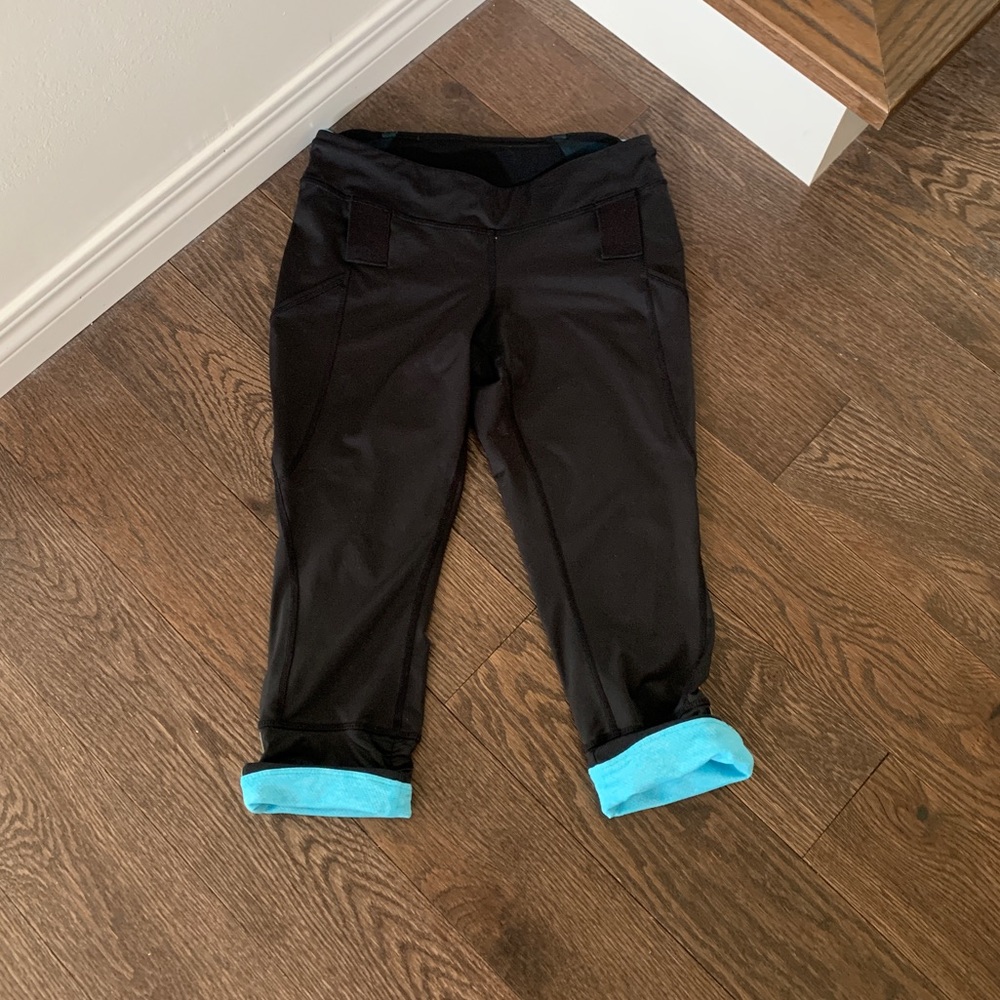 Lucy cropped Leggings size XS black w/ neon turquoise accents